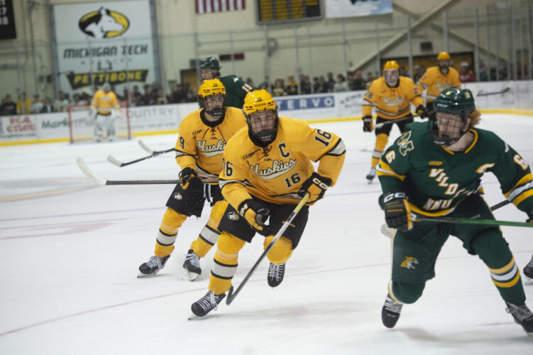 Huskies hockey earns sweep of Wildcats